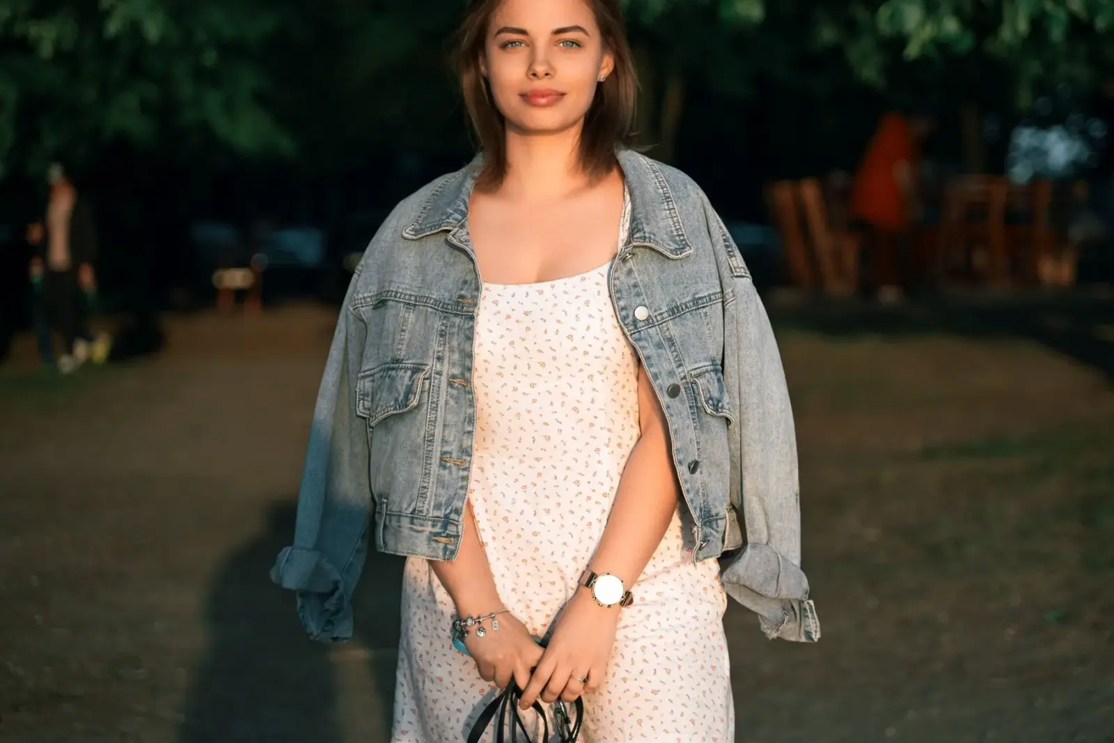 Áo khoác denim khoác ngoài bộ đồ đi làm, treo trên móc trong phòng sáng