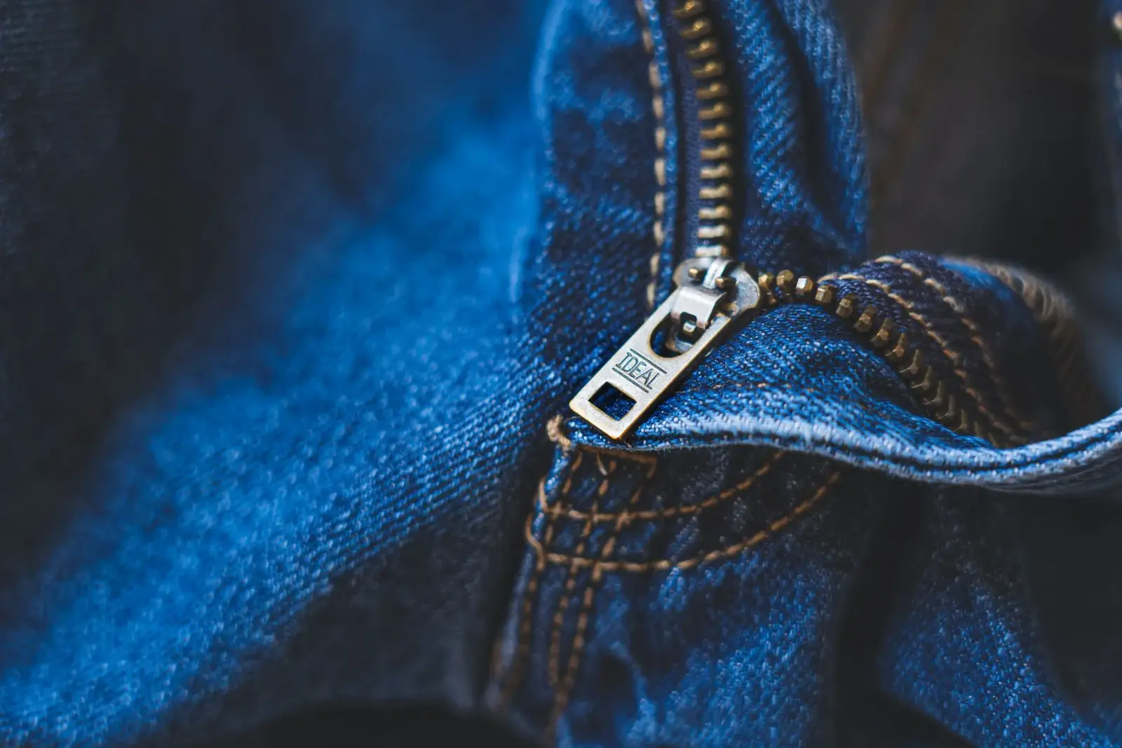Cận cảnh vải denim xanh với phần khoá kéo kim loại