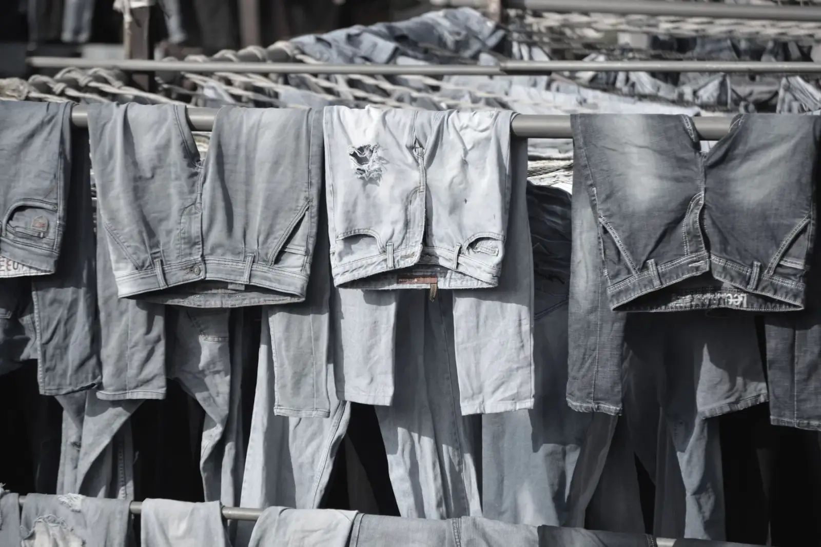 Nhiều chiếc quần denim cũ phơi trên dây cho khô