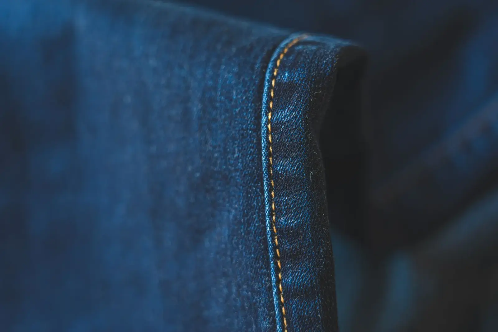 Cận cảnh vải denim xanh, thấy rõ đường dệt chéo